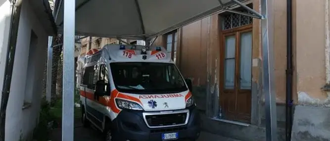 Ambulanze lasciate sotto il sole rovente, arrivano i parcheggi al coperto