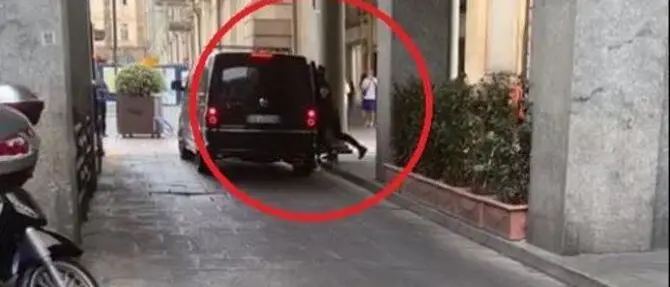 Tentano di sequestrare una coppia, tre arresti. I testimoni: «Sembrava un film»
