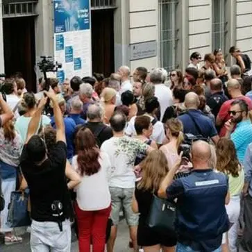 Nadia Toffa, folla alla camera ardente per l'ultimo abbraccio alla iena guerriera