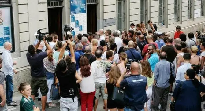 Nadia Toffa, folla alla camera ardente per l'ultimo abbraccio alla iena guerriera