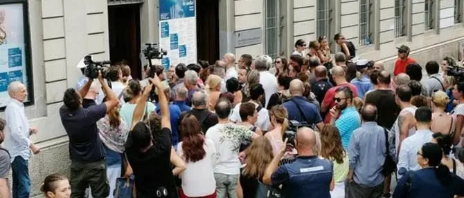 Nadia Toffa, folla alla camera ardente per l'ultimo abbraccio alla iena guerriera