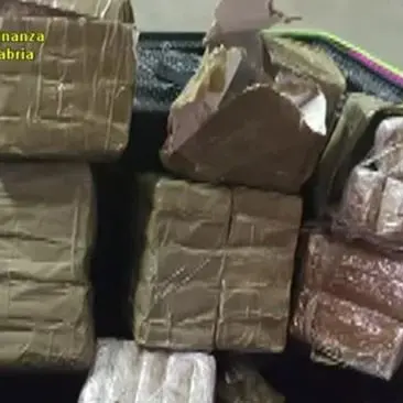 Esplosivo, armi e droga sequestrati a Reggio: due arresti in flagranza