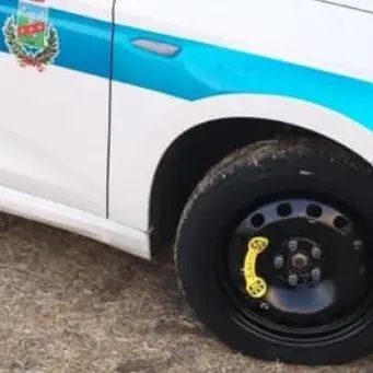 Intimidazione ai vigili urbani di Lorica, squarciate le gomme dell’auto