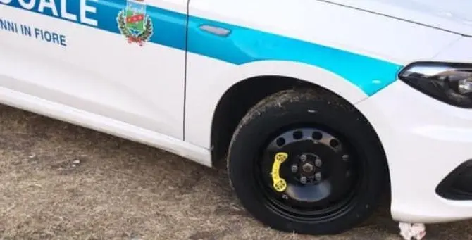 Intimidazione ai vigili urbani di Lorica, squarciate le gomme dell’auto