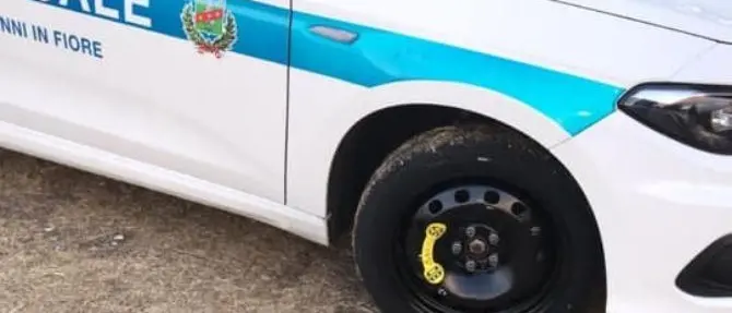 Intimidazione ai vigili urbani di Lorica, squarciate le gomme dell’auto