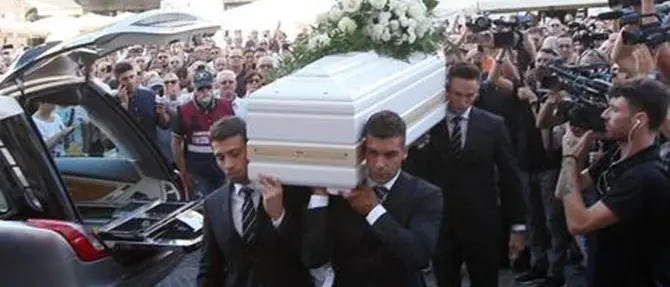 Lacrime e commozione, è il giorno dell’ultimo saluto a Nadia Toffa