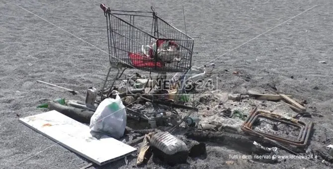 Spiagge trasformate in discariche, ecco il dopo Ferragosto in Calabria