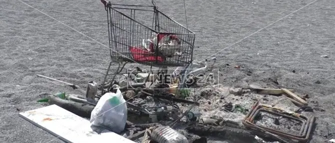 Spiagge trasformate in discariche, ecco il dopo Ferragosto in Calabria