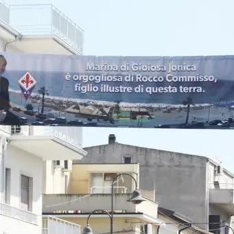 A Marina di Gioiosa Jonica uno striscione per Rocco Còmmisso