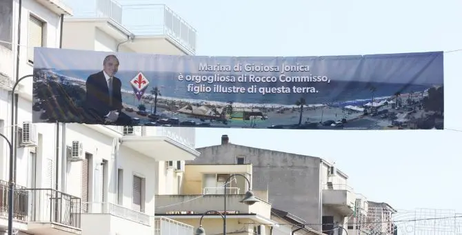 A Marina di Gioiosa Jonica uno striscione per Rocco Còmmisso