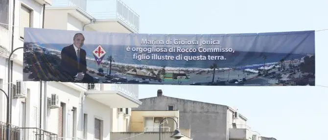 A Marina di Gioiosa Jonica uno striscione per Rocco Còmmisso