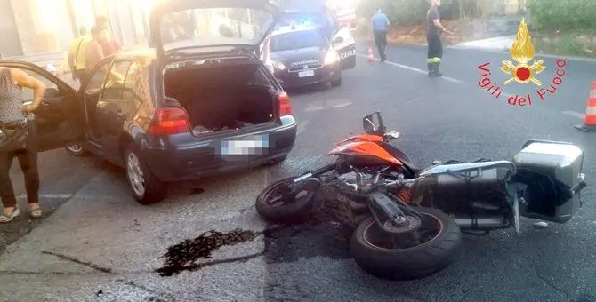 Badolato, scontro tra auto e moto sulla 106: un ferito