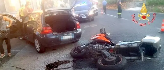 Badolato, scontro tra auto e moto sulla 106: un ferito