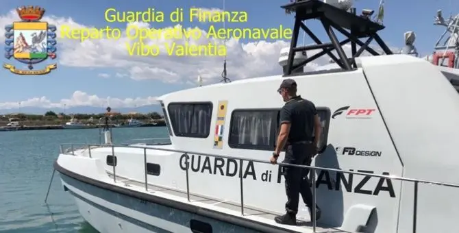 Sibari, barca in avaria soccorsa dalla guardia di finanza