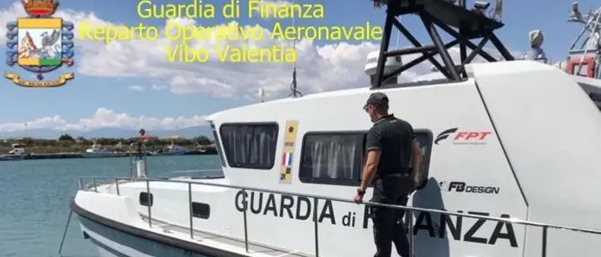 Sibari, barca in avaria soccorsa dalla guardia di finanza