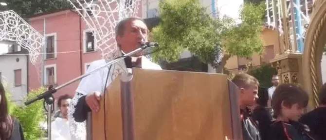 Il parroco in omelia: «Migranti hanno telefonini, non sono perseguitati»