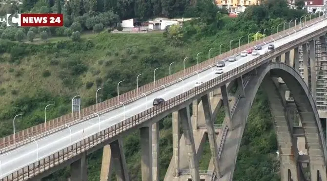 Uomo tenta il suicidio dal ponte Morandi, bloccato dalla polizia