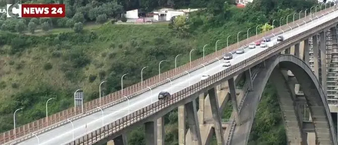 Uomo tenta il suicidio dal ponte Morandi, bloccato dalla polizia