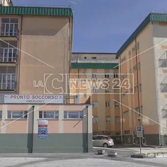 Soveria, operatori del 118 al freddo fuori dalla Pet perché l’azienda non fornisce la chiave: la denuncia di un medico\n