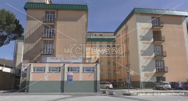 Soveria, operatori del 118 al freddo fuori dalla Pet perché l’azienda non fornisce la chiave: la denuncia di un medico\n