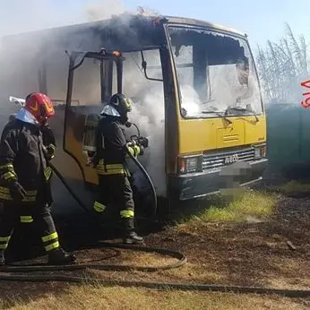 Incendio distrugge due scuolabus a Falerna, indagini in corso