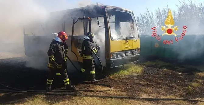 Incendio distrugge due scuolabus a Falerna, indagini in corso