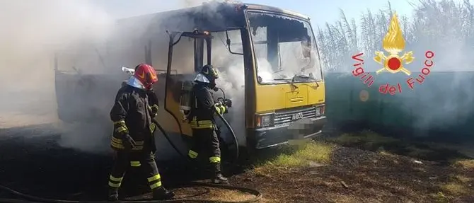 Incendio distrugge due scuolabus a Falerna, indagini in corso
