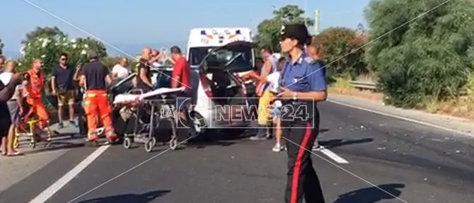 Ennesimo incidente sulla statale 106 a Roccella, cinque feriti
