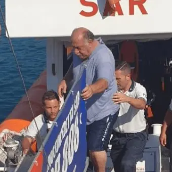 Naufragano al largo di Pizzo, salvati un bambino e due adulti