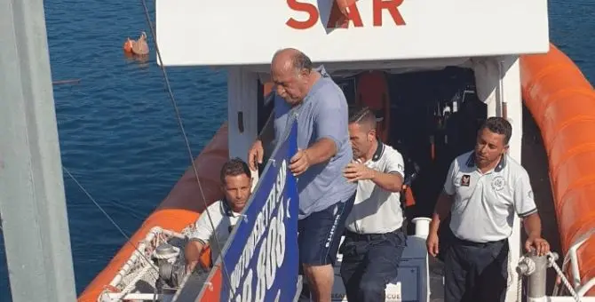 Naufragano al largo di Pizzo, salvati un bambino e due adulti