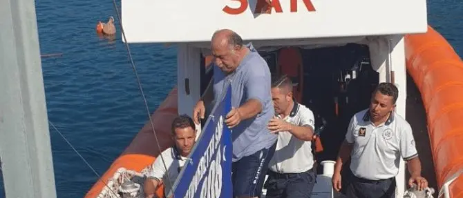 Naufragano al largo di Pizzo, salvati un bambino e due adulti