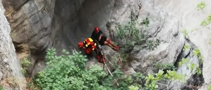 Civita ricorda le vittime del Raganello. Un anno dopo il dolore scorre ancora nelle Gole