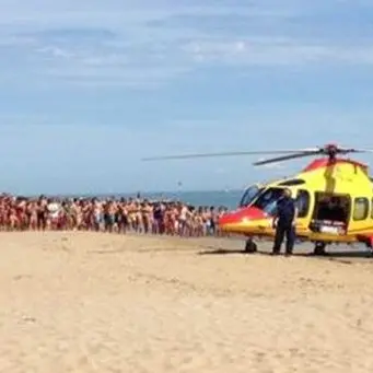 Bimba di 16 mesi ha un malore in spiaggia, interviene l'elisoccorso