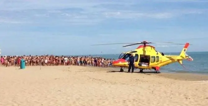 Bimba di 16 mesi ha un malore in spiaggia, interviene l'elisoccorso