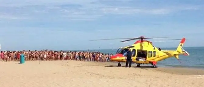 Bimba di 16 mesi ha un malore in spiaggia, interviene l'elisoccorso