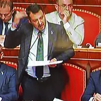 Crisi di governo, la presidente del Senato caccia Salvini dai banchi dell'esecutivo