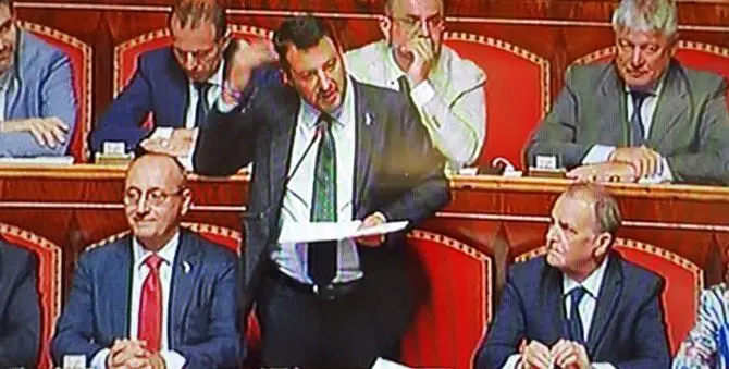 Crisi di governo, la presidente del Senato caccia Salvini dai banchi dell'esecutivo