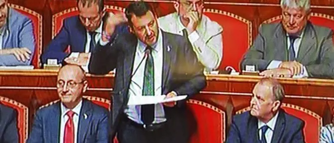 Crisi di governo, la presidente del Senato caccia Salvini dai banchi dell'esecutivo
