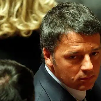 Crisi di governo, Renzi sbertuccia Salvini apre a un governo con M5s