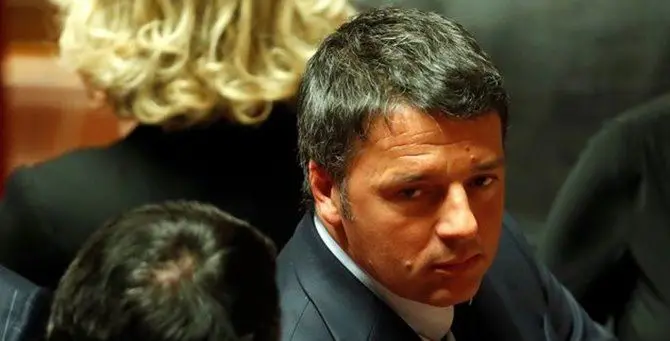 Crisi di governo, Renzi sbertuccia Salvini apre a un governo con M5s