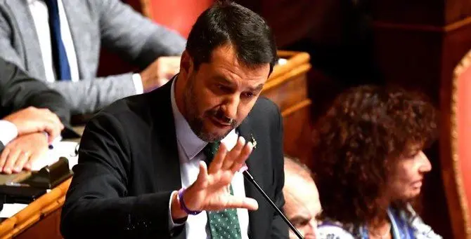 Salvini scopre di non essere in un reality e va a sbattere come Schettino