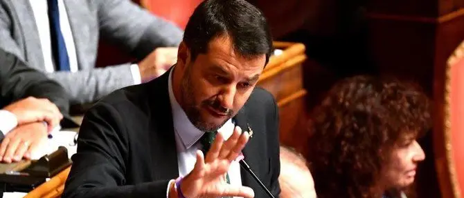 Salvini scopre di non essere in un reality e va a sbattere come Schettino