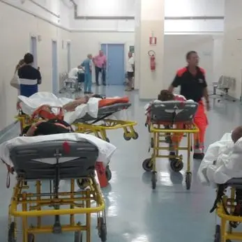 Pazienti in barella “parcheggiati” nel corridoio in attesa di una tac