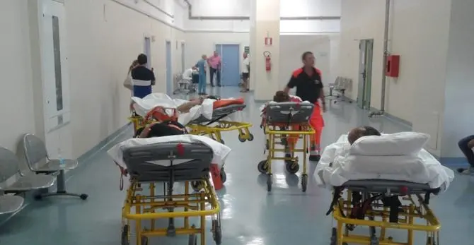 Pazienti in barella “parcheggiati” nel corridoio in attesa di una tac
