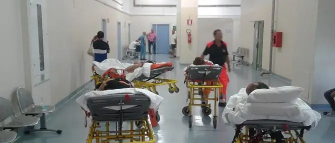 Pazienti in barella “parcheggiati” nel corridoio in attesa di una tac