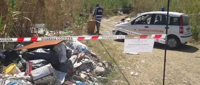 Sequestrata a Pizzo discarica abusiva a pochi passi dal mare