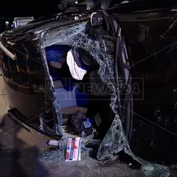 Con un sorpasso azzardato provoca incidente e scappa, un ferito