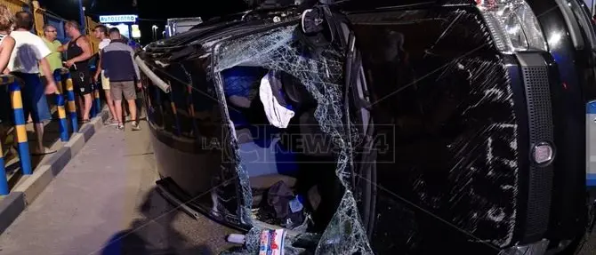 Con un sorpasso azzardato provoca incidente e scappa, un ferito