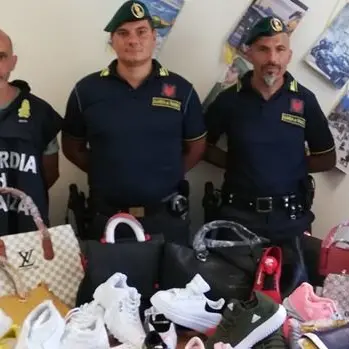 Falsi articoli griffati, sequestrata merce per un valore di 20mila euro