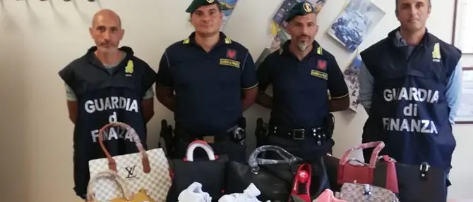Falsi articoli griffati, sequestrata merce per un valore di 20mila euro